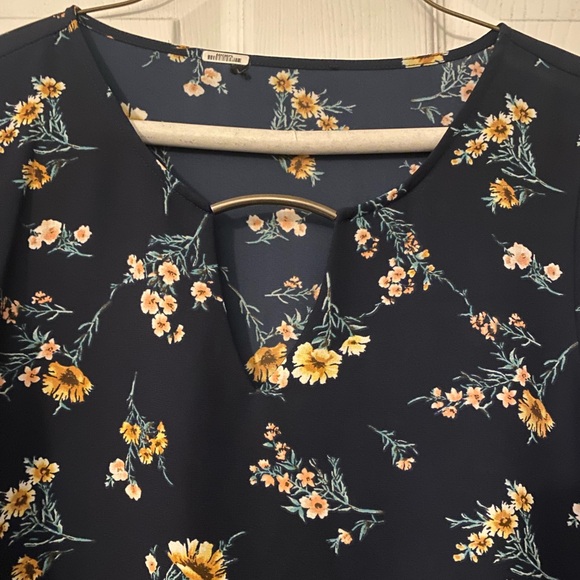 Floral top - Picture 2 of 4